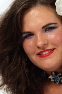 08-06-2009 ONDERWIJS: HAARLEMSE AKADEMIE VISAGIE EXAMEN 2009. Dit keer geen Showbizz of glamour maar back to the seventies,flower power en hippie style. De examen opdracht was styling, make up en haar alles gestyled naar de zeventiger jaren. De stadse dames werden hippies met groene vingers en versierd met bloemen en kleurige kettingen. Maar ook in deze tijd houden bloemen van de mode en van de stadse dames. Het werd in de Akademie weer een lange dag vol kleur en kleurig gelakte nagels,slippers en blote v 08-06-2009 ONDERWIJS: HAARLEMSE AKADEMIE VISAGIE EXAMEN 2009. Dit keer geen Showbizz of glamour maar back to the seventies,flower power en hippie style. De examen opdracht was styling, make up en haar alles gestyled naar de zeventiger jaren. De stadse dames werden hippies met groene vingers en versierd met bloemen en kleurige kettingen. Maar ook in deze tijd houden bloemen van de mode en van de stadse dames. Het werd in de Akademie weer een lange dag vol kleur en kleurig gelakte nagels,slippers en blote voeten, prachtige make up en soms wat houterige modellen. Als ik de laatste berichten hoorde was iedereen geslaagd voor het examen met of zonder bloementje.
foto: Albert den Iseger. oeten, prachtige make up en soms wat houterige modellen. Als ik de laatste berichten hoorde was iedereen geslaagd voor het examen met of zonder bloementje.
foto: Albert den Iseger.
