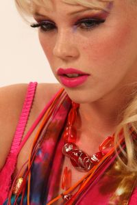 08-06-2009 ONDERWIJS: HAARLEMSE AKADEMIE VISAGIE EXAMEN 2009. Dit keer geen Showbizz of glamour maar back to the seventies,flower power en hippie style. De examen opdracht was styling, make up en haar alles gestyled naar de zeventiger jaren. De stadse dames werden hippies met groene vingers en versierd met bloemen en kleurige kettingen. Maar ook in deze tijd houden bloemen van de mode en van de stadse dames. Het werd in de Akademie weer een lange dag vol kleur en kleurig gelakte nagels,slippers en blote voeten, prachtige make up en soms wat houterige modellen. Als ik de laatste berichten hoorde was iedereen geslaagd voor het examen met of zonder bloementje.
foto: Albert den Iseger.