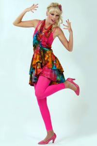 08-06-2009 ONDERWIJS: HAARLEMSE AKADEMIE VISAGIE EXAMEN 2009. Dit keer geen Showbizz of glamour maar back to the seventies,flower power en hippie style. De examen opdracht was styling, make up en haar alles gestyled naar de zeventiger jaren. De stadse dames werden hippies met groene vingers en versierd met bloemen en kleurige kettingen. Maar ook in deze tijd houden bloemen van de mode en van de stadse dames. Het werd in de Akademie weer een lange dag vol kleur en kleurig gelakte nagels,slippers en blote voeten, prachtige make up en soms wat houterige modellen. Als ik de laatste berichten hoorde was iedereen geslaagd voor het examen met of zonder bloementje.
foto: Albert den Iseger.