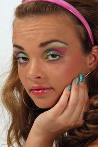 08-06-2009 ONDERWIJS: HAARLEMSE AKADEMIE VISAGIE EXAMEN 2009. Dit keer geen Showbizz of glamour maar back to the seventies,flower power en hippie style. De examen opdracht was styling, make up en haar alles gestyled naar de zeventiger jaren. De stadse dames werden hippies met groene vingers en versierd met bloemen en kleurige kettingen. Maar ook in deze tijd houden bloemen van de mode en van de stadse dames. Het werd in de Akademie weer een lange dag vol kleur en kleurig gelakte nagels,slippers en blote voeten, prachtige make up en soms wat houterige modellen. Als ik de laatste berichten hoorde was iedereen geslaagd voor het examen met of zonder bloementje.
foto: Albert den Iseger.