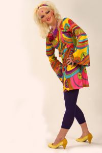 08-06-2009 ONDERWIJS: HAARLEMSE AKADEMIE VISAGIE EXAMEN 2009. Dit keer geen Showbizz of glamour maar back to the seventies,flower power en hippie style. De examen opdracht was styling, make up en haar alles gestyled naar de zeventiger jaren. De stadse dames werden hippies met groene vingers en versierd met bloemen en kleurige kettingen. Maar ook in deze tijd houden bloemen van de mode en van de stadse dames. Het werd in de Akademie weer een lange dag vol kleur en kleurig gelakte nagels,slippers en blote voeten, prachtige make up en soms wat houterige modellen. Als ik de laatste berichten hoorde was iedereen geslaagd voor het examen met of zonder bloementje.
foto: Albert den Iseger.