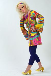 08-06-2009 ONDERWIJS: HAARLEMSE AKADEMIE VISAGIE EXAMEN 2009. Dit keer geen Showbizz of glamour maar back to the seventies,flower power en hippie style. De examen opdracht was styling, make up en haar alles gestyled naar de zeventiger jaren. De stadse dames werden hippies met groene vingers en versierd met bloemen en kleurige kettingen. Maar ook in deze tijd houden bloemen van de mode en van de stadse dames. Het werd in de Akademie weer een lange dag vol kleur en kleurig gelakte nagels,slippers en blote voeten, prachtige make up en soms wat houterige modellen. Als ik de laatste berichten hoorde was iedereen geslaagd voor het examen met of zonder bloementje.
foto: Albert den Iseger.