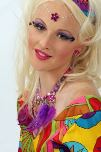 08-06-2009 ONDERWIJS: HAARLEMSE AKADEMIE VISAGIE EXAMEN 2009. Dit keer geen Showbizz of glamour maar back to the seventies,flower power en hippie style. De examen opdracht was styling, make up en haar alles gestyled naar de zeventiger jaren. De stadse dames werden hippies met groene vingers en versierd met bloemen en kleurige kettingen. Maar ook in deze tijd houden bloemen van de mode en van de stadse dames. Het werd in de Akademie weer een lange dag vol kleur en kleurig gelakte nagels,slippers en blote voeten, prachtige make up en soms wat houterige modellen. Als ik de laatste berichten hoorde was iedereen geslaagd voor het examen met of zonder bloementje.
foto: Albert den Iseger.