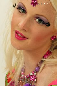 08-06-2009 ONDERWIJS: HAARLEMSE AKADEMIE VISAGIE EXAMEN 2009. Dit keer geen Showbizz of glamour maar back to the seventies,flower power en hippie style. De examen opdracht was styling, make up en haar alles gestyled naar de zeventiger jaren. De stadse dames werden hippies met groene vingers en versierd met bloemen en kleurige kettingen. Maar ook in deze tijd houden bloemen van de mode en van de stadse dames. Het werd in de Akademie weer een lange dag vol kleur en kleurig gelakte nagels,slippers en blote voeten, prachtige make up en soms wat houterige modellen. Als ik de laatste berichten hoorde was iedereen geslaagd voor het examen met of zonder bloementje.
foto: Albert den Iseger.