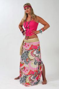 08-06-2009 ONDERWIJS: HAARLEMSE AKADEMIE VISAGIE EXAMEN 2009. Dit keer geen Showbizz of glamour maar back to the seventies,flower power en hippie style. De examen opdracht was styling, make up en haar alles gestyled naar de zeventiger jaren. De stadse dames werden hippies met groene vingers en versierd met bloemen en kleurige kettingen. Maar ook in deze tijd houden bloemen van de mode en van de stadse dames. Het werd in de Akademie weer een lange dag vol kleur en kleurig gelakte nagels,slippers en blote voeten, prachtige make up en soms wat houterige modellen. Als ik de laatste berichten hoorde was iedereen geslaagd voor het examen met of zonder bloementje.
foto: Albert den Iseger.