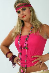 08-06-2009 ONDERWIJS: HAARLEMSE AKADEMIE VISAGIE EXAMEN 2009. Dit keer geen Showbizz of glamour maar back to the seventies,flower power en hippie style. De examen opdracht was styling, make up en haar alles gestyled naar de zeventiger jaren. De stadse dames werden hippies met groene vingers en versierd met bloemen en kleurige kettingen. Maar ook in deze tijd houden bloemen van de mode en van de stadse dames. Het werd in de Akademie weer een lange dag vol kleur en kleurig gelakte nagels,slippers en blote voeten, prachtige make up en soms wat houterige modellen. Als ik de laatste berichten hoorde was iedereen geslaagd voor het examen met of zonder bloementje.
foto: Albert den Iseger.