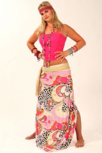 08-06-2009 ONDERWIJS: HAARLEMSE AKADEMIE VISAGIE EXAMEN 2009. Dit keer geen Showbizz of glamour maar back to the seventies,flower power en hippie style. De examen opdracht was styling, make up en haar alles gestyled naar de zeventiger jaren. De stadse dames werden hippies met groene vingers en versierd met bloemen en kleurige kettingen. Maar ook in deze tijd houden bloemen van de mode en van de stadse dames. Het werd in de Akademie weer een lange dag vol kleur en kleurig gelakte nagels,slippers en blote voeten, prachtige make up en soms wat houterige modellen. Als ik de laatste berichten hoorde was iedereen geslaagd voor het examen met of zonder bloementje.
foto: Albert den Iseger.