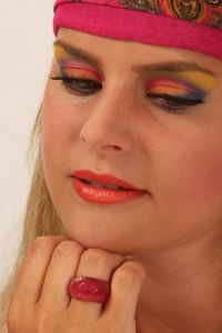 08-06-2009 ONDERWIJS: HAARLEMSE AKADEMIE VISAGIE EXAMEN 2009. Dit keer geen Showbizz of glamour maar back to the seventies,flower power en hippie style. De examen opdracht was styling, make up en haar alles gestyled naar de zeventiger jaren. De stadse dames werden hippies met groene vingers en versierd met bloemen en kleurige kettingen. Maar ook in deze tijd houden bloemen van de mode en van de stadse dames. Het werd in de Akademie weer een lange dag vol kleur en kleurig gelakte nagels,slippers en blote voeten, prachtige make up en soms wat houterige modellen. Als ik de laatste berichten hoorde was iedereen geslaagd voor het examen met of zonder bloementje.
foto: Albert den Iseger.