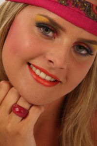 08-06-2009 ONDERWIJS: HAARLEMSE AKADEMIE VISAGIE EXAMEN 2009. Dit keer geen Showbizz of glamour maar back to the seventies,flower power en hippie style. De examen opdracht was styling, make up en haar alles gestyled naar de zeventiger jaren. De stadse dames werden hippies met groene vingers en versierd met bloemen en kleurige kettingen. Maar ook in deze tijd houden bloemen van de mode en van de stadse dames. Het werd in de Akademie weer een lange dag vol kleur en kleurig gelakte nagels,slippers en blote voeten, prachtige make up en soms wat houterige modellen. Als ik de laatste berichten hoorde was iedereen geslaagd voor het examen met of zonder bloementje.
foto: Albert den Iseger.