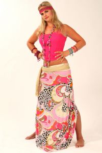 08-06-2009 ONDERWIJS: HAARLEMSE AKADEMIE VISAGIE EXAMEN 2009. Dit keer geen Showbizz of glamour maar back to the seventies,flower power en hippie style. De examen opdracht was styling, make up en haar alles gestyled naar de zeventiger jaren. De stadse dames werden hippies met groene vingers en versierd met bloemen en kleurige kettingen. Maar ook in deze tijd houden bloemen van de mode en van de stadse dames. Het werd in de Akademie weer een lange dag vol kleur en kleurig gelakte nagels,slippers en blote voeten, prachtige make up en soms wat houterige modellen. Als ik de laatste berichten hoorde was iedereen geslaagd voor het examen met of zonder bloementje.
foto: Albert den Iseger.