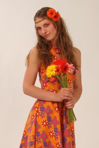 08-06-2009 ONDERWIJS: HAARLEMSE AKADEMIE VISAGIE EXAMEN 2009. Dit keer geen Showbizz of glamour maar back to the seventies,flower power en hippie style. De examen opdracht was styling, make up en haar alles gestyled naar de zeventiger jaren. De stadse dames werden hippies met groene vingers en versierd met bloemen en kleurige kettingen. Maar ook in deze tijd houden bloemen van de mode en van de stadse dames. Het werd in de Akademie weer een lange dag vol kleur en kleurig gelakte nagels,slippers en blote voeten, prachtige make up en soms wat houterige modellen. Als ik de laatste berichten hoorde was iedereen geslaagd voor het examen met of zonder bloementje.
foto: Albert den Iseger.