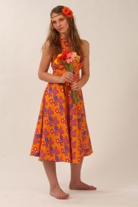 08-06-2009 ONDERWIJS: HAARLEMSE AKADEMIE VISAGIE EXAMEN 2009. Dit keer geen Showbizz of glamour maar back to the seventies,flower power en hippie style. De examen opdracht was styling, make up en haar alles gestyled naar de zeventiger jaren. De stadse dames werden hippies met groene vingers en versierd met bloemen en kleurige kettingen. Maar ook in deze tijd houden bloemen van de mode en van de stadse dames. Het werd in de Akademie weer een lange dag vol kleur en kleurig gelakte nagels,slippers en blote voeten, prachtige make up en soms wat houterige modellen. Als ik de laatste berichten hoorde was iedereen geslaagd voor het examen met of zonder bloementje.
foto: Albert den Iseger.