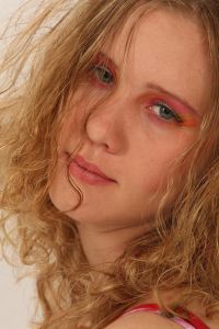 08-06-2009 ONDERWIJS: HAARLEMSE AKADEMIE VISAGIE EXAMEN 2009. Dit keer geen Showbizz of glamour maar back to the seventies,flower power en hippie style. De examen opdracht was styling, make up en haar alles gestyled naar de zeventiger jaren. De stadse dames werden hippies met groene vingers en versierd met bloemen en kleurige kettingen. Maar ook in deze tijd houden bloemen van de mode en van de stadse dames. Het werd in de Akademie weer een lange dag vol kleur en kleurig gelakte nagels,slippers en blote voeten, prachtige make up en soms wat houterige modellen. Als ik de laatste berichten hoorde was iedereen geslaagd voor het examen met of zonder bloementje.
foto: Albert den Iseger.