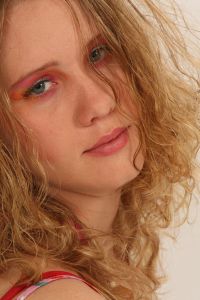 08-06-2009 ONDERWIJS: HAARLEMSE AKADEMIE VISAGIE EXAMEN 2009. Dit keer geen Showbizz of glamour maar back to the seventies,flower power en hippie style. De examen opdracht was styling, make up en haar alles gestyled naar de zeventiger jaren. De stadse dames werden hippies met groene vingers en versierd met bloemen en kleurige kettingen. Maar ook in deze tijd houden bloemen van de mode en van de stadse dames. Het werd in de Akademie weer een lange dag vol kleur en kleurig gelakte nagels,slippers en blote voeten, prachtige make up en soms wat houterige modellen. Als ik de laatste berichten hoorde was iedereen geslaagd voor het examen met of zonder bloementje.
foto: Albert den Iseger.