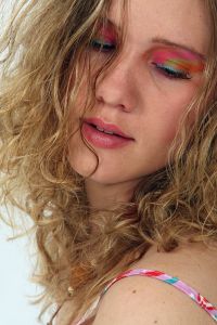 08-06-2009 ONDERWIJS: HAARLEMSE AKADEMIE VISAGIE EXAMEN 2009. Dit keer geen Showbizz of glamour maar back to the seventies,flower power en hippie style. De examen opdracht was styling, make up en haar alles gestyled naar de zeventiger jaren. De stadse dames werden hippies met groene vingers en versierd met bloemen en kleurige kettingen. Maar ook in deze tijd houden bloemen van de mode en van de stadse dames. Het werd in de Akademie weer een lange dag vol kleur en kleurig gelakte nagels,slippers en blote voeten, prachtige make up en soms wat houterige modellen. Als ik de laatste berichten hoorde was iedereen geslaagd voor het examen met of zonder bloementje.
foto: Albert den Iseger.
