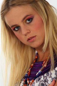 08-06-2009 ONDERWIJS: HAARLEMSE AKADEMIE VISAGIE EXAMEN 2009. Dit keer geen Showbizz of glamour maar back to the seventies,flower power en hippie style. De examen opdracht was styling, make up en haar alles gestyled naar de zeventiger jaren. De stadse dames werden hippies met groene vingers en versierd met bloemen en kleurige kettingen. Maar ook in deze tijd houden bloemen van de mode en van de stadse dames. Het werd in de Akademie weer een lange dag vol kleur en kleurig gelakte nagels,slippers en blote voeten, prachtige make up en soms wat houterige modellen. Als ik de laatste berichten hoorde was iedereen geslaagd voor het examen met of zonder bloementje.
foto: Albert den Iseger.