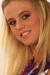 08-06-2009 ONDERWIJS: HAARLEMSE AKADEMIE VISAGIE EXAMEN 2009. Dit keer geen Showbizz of glamour maar back to the seventies,flower power en hippie style. De examen opdracht was styling, make up en haar alles gestyled naar de zeventiger jaren. De stadse dames werden hippies met groene vingers en versierd met bloemen en kleurige kettingen. Maar ook in deze tijd houden bloemen van de mode en van de stadse dames. Het werd in de Akademie weer een lange dag vol kleur en kleurig gelakte nagels,slippers en blote voeten, prachtige make up en soms wat houterige modellen. Als ik de laatste berichten hoorde was iedereen geslaagd voor het examen met of zonder bloementje.
foto: Albert den Iseger.