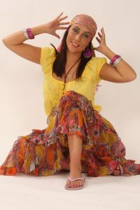 08-06-2009 ONDERWIJS: HAARLEMSE AKADEMIE VISAGIE EXAMEN 2009. Dit keer geen Showbizz of glamour maar back to the seventies,flower power en hippie style. De examen opdracht was styling, make up en haar alles gestyled naar de zeventiger jaren. De stadse dames werden hippies met groene vingers en versierd met bloemen en kleurige kettingen. Maar ook in deze tijd houden bloemen van de mode en van de stadse dames. Het werd in de Akademie weer een lange dag vol kleur en kleurig gelakte nagels,slippers en blote voeten, prachtige make up en soms wat houterige modellen. Als ik de laatste berichten hoorde was iedereen geslaagd voor het examen met of zonder bloementje.
foto: Albert den Iseger.
