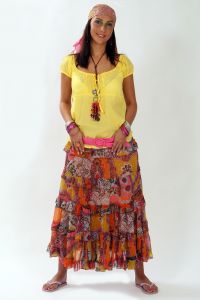 08-06-2009 ONDERWIJS: HAARLEMSE AKADEMIE VISAGIE EXAMEN 2009. Dit keer geen Showbizz of glamour maar back to the seventies,flower power en hippie style. De examen opdracht was styling, make up en haar alles gestyled naar de zeventiger jaren. De stadse dames werden hippies met groene vingers en versierd met bloemen en kleurige kettingen. Maar ook in deze tijd houden bloemen van de mode en van de stadse dames. Het werd in de Akademie weer een lange dag vol kleur en kleurig gelakte nagels,slippers en blote voeten, prachtige make up en soms wat houterige modellen. Als ik de laatste berichten hoorde was iedereen geslaagd voor het examen met of zonder bloementje.
foto: Albert den Iseger.