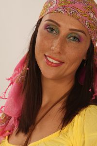 08-06-2009 ONDERWIJS: HAARLEMSE AKADEMIE VISAGIE EXAMEN 2009. Dit keer geen Showbizz of glamour maar back to the seventies,flower power en hippie style. De examen opdracht was styling, make up en haar alles gestyled naar de zeventiger jaren. De stadse dames werden hippies met groene vingers en versierd met bloemen en kleurige kettingen. Maar ook in deze tijd houden bloemen van de mode en van de stadse dames. Het werd in de Akademie weer een lange dag vol kleur en kleurig gelakte nagels,slippers en blote voeten, prachtige make up en soms wat houterige modellen. Als ik de laatste berichten hoorde was iedereen geslaagd voor het examen met of zonder bloementje.
foto: Albert den Iseger.