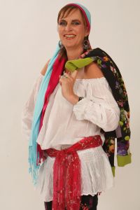 08-06-2009 ONDERWIJS: HAARLEMSE AKADEMIE VISAGIE EXAMEN 2009. Dit keer geen Showbizz of glamour maar back to the seventies,flower power en hippie style. De examen opdracht was styling, make up en haar alles gestyled naar de zeventiger jaren. De stadse dames werden hippies met groene vingers en versierd met bloemen en kleurige kettingen. Maar ook in deze tijd houden bloemen van de mode en van de stadse dames. Het werd in de Akademie weer een lange dag vol kleur en kleurig gelakte nagels,slippers en blote voeten, prachtige make up en soms wat houterige modellen. Als ik de laatste berichten hoorde was iedereen geslaagd voor het examen met of zonder bloementje.
foto: Albert den Iseger.