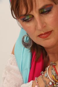 08-06-2009 ONDERWIJS: HAARLEMSE AKADEMIE VISAGIE EXAMEN 2009. Dit keer geen Showbizz of glamour maar back to the seventies,flower power en hippie style. De examen opdracht was styling, make up en haar alles gestyled naar de zeventiger jaren. De stadse dames werden hippies met groene vingers en versierd met bloemen en kleurige kettingen. Maar ook in deze tijd houden bloemen van de mode en van de stadse dames. Het werd in de Akademie weer een lange dag vol kleur en kleurig gelakte nagels,slippers en blote voeten, prachtige make up en soms wat houterige modellen. Als ik de laatste berichten hoorde was iedereen geslaagd voor het examen met of zonder bloementje.
foto: Albert den Iseger.