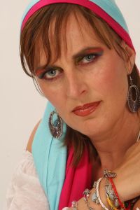 08-06-2009 ONDERWIJS: HAARLEMSE AKADEMIE VISAGIE EXAMEN 2009. Dit keer geen Showbizz of glamour maar back to the seventies,flower power en hippie style. De examen opdracht was styling, make up en haar alles gestyled naar de zeventiger jaren. De stadse dames werden hippies met groene vingers en versierd met bloemen en kleurige kettingen. Maar ook in deze tijd houden bloemen van de mode en van de stadse dames. Het werd in de Akademie weer een lange dag vol kleur en kleurig gelakte nagels,slippers en blote voeten, prachtige make up en soms wat houterige modellen. Als ik de laatste berichten hoorde was iedereen geslaagd voor het examen met of zonder bloementje.
foto: Albert den Iseger.