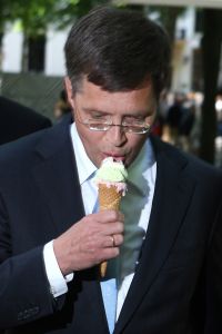 10-06-2009 POLITIEK: PREMIER BALKENENDE GENIET VAN EEN IJSJE IN HET ZONNIGE DEN HAAG. Met een ijsje in zijn hand geen kind meer aan Balkenende die genietend van zijn ijsje liep te slenteren aan het Lange Voorhout in Den Haag natuurlijk vergezeld van een nogal grote bodyguard.Hij had even van ten voren een beelden tentoonstelling geopend van Javier Marin.
foto: Albert den Iseger.