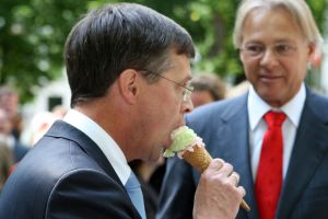 10-06-2009 POLITIEK: PREMIER BALKENENDE GENIET VAN EEN IJSJE IN HET ZONNIGE DEN HAAG. Met een ijsje in zijn hand geen kind meer aan Balkenende die genietend van zijn ijsje liep te slenteren aan het Lange Voorhout in Den Haag natuurlijk vergezeld van een nogal grote bodyguard.Hij had even van ten voren een beelden tentoonstelling geopend van Javier Marin.
foto: Albert den Iseger.