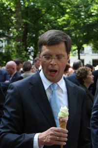 10-06-2009 POLITIEK: PREMIER BALKENENDE GENIET VAN EEN IJSJE IN HET ZONNIGE DEN HAAG. Met een ijsje in zijn hand geen kind meer aan Balkenende die genietend van zijn ijsje liep te slenteren aan het Lange Voorhout in Den Haag natuurlijk vergezeld van een nogal grote bodyguard.Hij had even van ten voren een beelden tentoonstelling geopend van Javier Marin.
foto: Albert den Iseger.