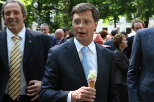 10-06-2009 POLITIEK: PREMIER BALKENENDE GENIET VAN EEN IJSJE IN HET ZONNIGE DEN HAAG. Met een ijsje in zijn hand geen kind meer aan Balkenende die genietend van zijn ijsje liep te slenteren aan het Lange Voorhout in Den Haag natuurlijk vergezeld van een nogal grote bodyguard.Hij had even van ten voren een beelden tentoonstelling geopend van Javier Marin.
foto: Albert den Iseger.