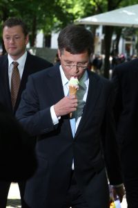10-06-2009 POLITIEK: PREMIER BALKENENDE GENIET VAN EEN IJSJE IN HET ZONNIGE DEN HAAG. Met een ijsje in zijn hand geen kind meer aan Balkenende die genietend van zijn ijsje liep te slenteren aan het Lange Voorhout in Den Haag natuurlijk vergezeld van een nogal grote bodyguard.Hij had even van ten voren een beelden tentoonstelling geopend van Javier Marin.
foto: Albert den Iseger.