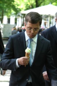 10-06-2009 POLITIEK: PREMIER BALKENENDE GENIET VAN EEN IJSJE IN HET ZONNIGE DEN HAAG. Met een ijsje in zijn hand geen kind meer aan Balkenende die genietend van zijn ijsje liep te slenteren aan het Lange Voorhout in Den Haag natuurlijk vergezeld van een nogal grote bodyguard.Hij had even van ten voren een beelden tentoonstelling geopend van Javier Marin.
foto: Albert den Iseger.