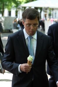 10-06-2009 POLITIEK: PREMIER BALKENENDE GENIET VAN EEN IJSJE IN HET ZONNIGE DEN HAAG. Met een ijsje in zijn hand geen kind meer aan Balkenende die genietend van zijn ijsje liep te slenteren aan het Lange Voorhout in Den Haag natuurlijk vergezeld van een nogal grote bodyguard.Hij had even van ten voren een beelden tentoonstelling geopend van Javier Marin.
foto: Albert den Iseger.