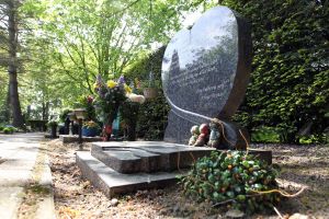 09-06-2010 SHOWBIZZ; HET MYSTERIEUZE GRAF VAN ANDRE HAZES IS GEVONDEN. Graf nummer 400 is een graf zonder naam maar onmiskenbaar Hazes. Rachel en haar kinderen wisten het al 6 jaar lang geheim te houden, het graf van Andre Hazes. Prive ontdekte het graf en Rachel liet het een dag later weer spoorloos verdwijnen. Een bizar verhaal deze week in weekblad Prive.
foto: Albert den Iseger.