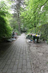 09-06-2010 SHOWBIZZ; HET MYSTERIEUZE GRAF VAN ANDRE HAZES IS GEVONDEN. Graf nummer 400 is een graf zonder naam maar onmiskenbaar Hazes. Rachel en haar kinderen wisten het al 6 jaar lang geheim te houden, het graf van Andre Hazes. Prive ontdekte het graf en Rachel liet het een dag later weer spoorloos verdwijnen. Een bizar verhaal deze week in weekblad Prive.
foto: Albert den Iseger.