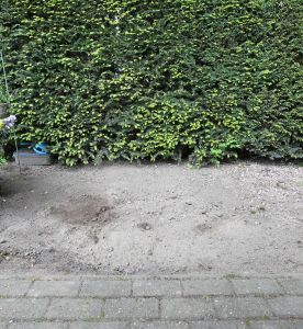 09-06-2010 SHOWBIZZ; HET MYSTERIEUZE GRAF VAN ANDRE HAZES IS GEVONDEN. Graf nummer 400 is een graf zonder naam maar onmiskenbaar Hazes. Rachel en haar kinderen wisten het al 6 jaar lang geheim te houden, het graf van Andre Hazes. Prive ontdekte het graf en Rachel liet het een dag later weer spoorloos verdwijnen. Een bizar verhaal deze week in weekblad Prive.
foto: Albert den Iseger.