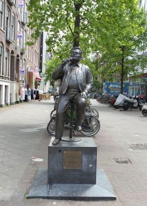 09-06-2010 SHOWBIZZ; HET MYSTERIEUZE GRAF VAN ANDRE HAZES IS GEVONDEN. Graf nummer 400 is een graf zonder naam maar onmiskenbaar Hazes. Rachel en haar kinderen wisten het al 6 jaar lang geheim te houden, het graf van Andre Hazes. Prive ontdekte het graf en Rachel liet het een dag later weer spoorloos verdwijnen. Een bizar verhaal deze week in weekblad Prive.
foto: Albert den Iseger.