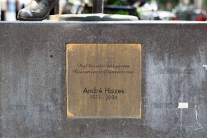 09-06-2010 SHOWBIZZ; HET MYSTERIEUZE GRAF VAN ANDRE HAZES IS GEVONDEN. Graf nummer 400 is een graf zonder naam maar onmiskenbaar Hazes. Rachel en haar kinderen wisten het al 6 jaar lang geheim te houden, het graf van Andre Hazes. Prive ontdekte het graf en Rachel liet het een dag later weer spoorloos verdwijnen. Een bizar verhaal deze week in weekblad Prive.
foto: Albert den Iseger.