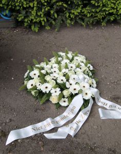 09-06-2010 SHOWBIZZ; HET MYSTERIEUZE GRAF VAN ANDRE HAZES IS GEVONDEN. Graf nummer 400 is een graf zonder naam maar onmiskenbaar Hazes. Rachel en haar kinderen wisten het al 6 jaar lang geheim te houden, het graf van Andre Hazes. Prive ontdekte het graf en Rachel liet het een dag later weer spoorloos verdwijnen. Een bizar verhaal deze week in weekblad Prive.
foto: Albert den Iseger.