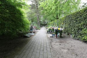 09-06-2010 SHOWBIZZ; HET MYSTERIEUZE GRAF VAN ANDRE HAZES IS GEVONDEN. Graf nummer 400 is een graf zonder naam maar onmiskenbaar Hazes. Rachel en haar kinderen wisten het al 6 jaar lang geheim te houden, het graf van Andre Hazes. Prive ontdekte het graf en Rachel liet het een dag later weer spoorloos verdwijnen. Een bizar verhaal deze week in weekblad Prive.
foto: Albert den Iseger.
