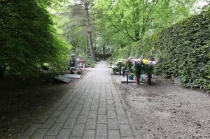 09-06-2010 SHOWBIZZ; HET MYSTERIEUZE GRAF VAN ANDRE HAZES IS GEVONDEN. Graf nummer 400 is een graf zonder naam maar onmiskenbaar Hazes. Rachel en haar kinderen wisten het al 6 jaar lang geheim te houden, het graf van Andre Hazes. Prive ontdekte het graf en Rachel liet het een dag later weer spoorloos verdwijnen. Een bizar verhaal deze week in weekblad Prive.
foto: Albert den Iseger.