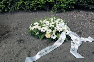 09-06-2010 SHOWBIZZ; HET MYSTERIEUZE GRAF VAN ANDRE HAZES IS GEVONDEN. Graf nummer 400 is een graf zonder naam maar onmiskenbaar Hazes. Rachel en haar kinderen wisten het al 6 jaar lang geheim te houden, het graf van Andre Hazes. Prive ontdekte het graf en Rachel liet het een dag later weer spoorloos verdwijnen. Een bizar verhaal deze week in weekblad Prive.
foto: Albert den Iseger.