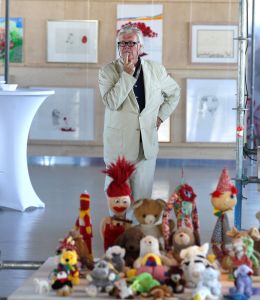 16-06-2010 SHOWBIZZ; TENTOONSTELLING VAN PRIVE SPULLEN VAN JOSINE VAN DALSUM IN ZAANDAM. Op de verjaardag van Josine 14 juli a.s. worden haar spullen per opbod verkocht. De opbrengst van deze veiling gaat naar het goede doel de KWF. Tot 14 Juli kan iedereen een kijkje nemen in het prive leven van de inmiddels overleden actrice. Vele knuffels,speeldozen en kleding is aanwezig.Een indrukwekkende tentoonstelling in de oude Bruynzeel fabrieken. Aram en zijn partner Kim Bruinsma en hun 6 weken oude zoon Reza waren aanwezig tijdens de opening van de tentoonstelling. John v.d.Rest had het er duidelijk moeilijk mee dat zijn halve  huis interieur hier lag tentoongesteld en niet meer terug komt in zijn huis.
foto: Albert den Iseger