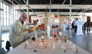 16-06-2010 SHOWBIZZ; TENTOONSTELLING VAN PRIVE SPULLEN VAN JOSINE VAN DALSUM IN ZAANDAM. Op de verjaardag van Josine 14 juli a.s. worden haar spullen per opbod verkocht. De opbrengst van deze veiling gaat naar het goede doel de KWF. Tot 14 Juli kan iedereen een kijkje nemen in het prive leven van de inmiddels overleden actrice. Vele knuffels,speeldozen en kleding is aanwezig.Een indrukwekkende tentoonstelling in de oude Bruynzeel fabrieken. Aram en zijn partner Kim Bruinsma en hun 6 weken oude zoon Reza waren aanwezig tijdens de opening van de tentoonstelling. John v.d.Rest had het er duidelijk moeilijk mee dat zijn halve  huis interieur hier lag tentoongesteld en niet meer terug komt in zijn huis.
foto: Albert den Iseger
