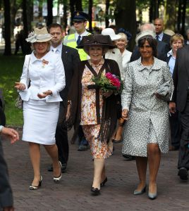 20-06-2010 KONINKLIJK HUIS; KONINGIN BEATRIX OPENT BEELDEN EXPOSITIE OP HET LANGE VOORHOUT IN DEN HAAG. Koningin Beatrix was samen met Sylvie Toth en Maya Meijer Bergmans naar Den Haag gekomen om op het Lange Voorhout een expositie te openen van beelden. Beelden van Kim de Ruysscher en de Spaanse kunstenaar-beeldhouwer Manolo Valdes. Dagelijks te zien op het Lange Voorhout in Den Haag.
foto: Albert den Iseger.