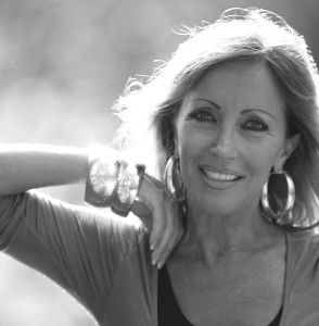 29-06-2010 SHOWBIZZ; LISA MENDES LANCEERT NIEUWE CD. Lisa Mendes lanceert vandaag haar nieuwe cd met de titel EEN NIEUWE DAG. Bij het horen denkt je meteen aan een nieuwe zomerhit. Een mix van latin geluiden en een verfrissend zomers geluid. Eerder bracht Lisa Mendes de single   JIJ BEN AAN DE BEURT uit. Lisa zingt al jaren en is regelmatig in het hele land te zien. Haar single is ook te downloaden via   www.lisa4music.nl
Muziek is geschreven door Kees Koek die ook diverse nummers heeft geschreven voor Jeroen v.d.Boom en Rene Froger. Lisa Mendes is ook bekend van de diverse modezaken die zij heeft in de kop van Noord Holland.
foto: Albert den Iseger.