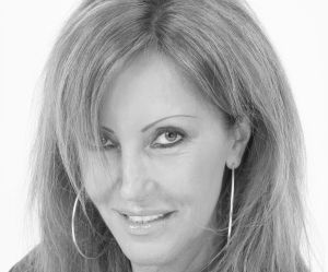 29-06-2010 SHOWBIZZ; LISA MENDES LANCEERT NIEUWE CD. Lisa Mendes lanceert vandaag haar nieuwe cd met de titel EEN NIEUWE DAG. Bij het horen denkt je meteen aan een nieuwe zomerhit. Een mix van latin geluiden en een verfrissend zomers geluid. Eerder bracht Lisa Mendes de single   JIJ BEN AAN DE BEURT uit. Lisa zingt al jaren en is regelmatig in het hele land te zien. Haar single is ook te downloaden via   www.lisa4music.nl
Muziek is geschreven door Kees Koek die ook diverse nummers heeft geschreven voor Jeroen v.d.Boom en Rene Froger. Lisa Mendes is ook bekend van de diverse modezaken die zij heeft in de kop van Noord Holland.
foto: Albert den Iseger.