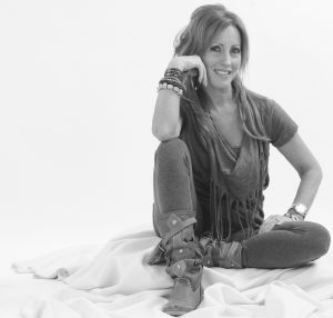 29-06-2010 SHOWBIZZ; LISA MENDES LANCEERT NIEUWE CD. Lisa Mendes lanceert vandaag haar nieuwe cd met de titel EEN NIEUWE DAG. Bij het horen denkt je meteen aan een nieuwe zomerhit. Een mix van latin geluiden en een verfrissend zomers geluid. Eerder bracht Lisa Mendes de single   JIJ BEN AAN DE BEURT uit. Lisa zingt al jaren en is regelmatig in het hele land te zien. Haar single is ook te downloaden via   www.lisa4music.nl
Muziek is geschreven door Kees Koek die ook diverse nummers heeft geschreven voor Jeroen v.d.Boom en Rene Froger. Lisa Mendes is ook bekend van de diverse modezaken die zij heeft in de kop van Noord Holland.
foto: Albert den Iseger.