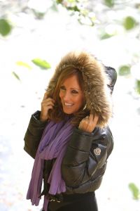 29-06-2010 SHOWBIZZ; LISA MENDES LANCEERT NIEUWE CD. Lisa Mendes lanceert vandaag haar nieuwe cd met de titel EEN NIEUWE DAG. Bij het horen denkt je meteen aan een nieuwe zomerhit. Een mix van latin geluiden en een verfrissend zomers geluid. Eerder bracht Lisa Mendes de single   JIJ BEN AAN DE BEURT uit. Lisa zingt al jaren en is regelmatig in het hele land te zien. Haar single is ook te downloaden via   www.lisa4music.nl
Muziek is geschreven door Kees Koek die ook diverse nummers heeft geschreven voor Jeroen v.d.Boom en Rene Froger. Lisa Mendes is ook bekend van de diverse modezaken die zij heeft in de kop van Noord Holland.
foto: Albert den Iseger.
